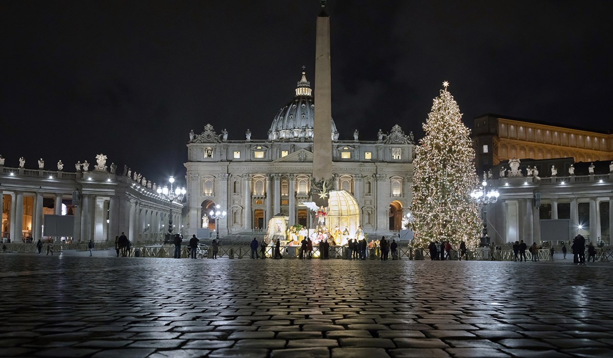 In San Pietro la luce del presepe e dell’albero di Natale